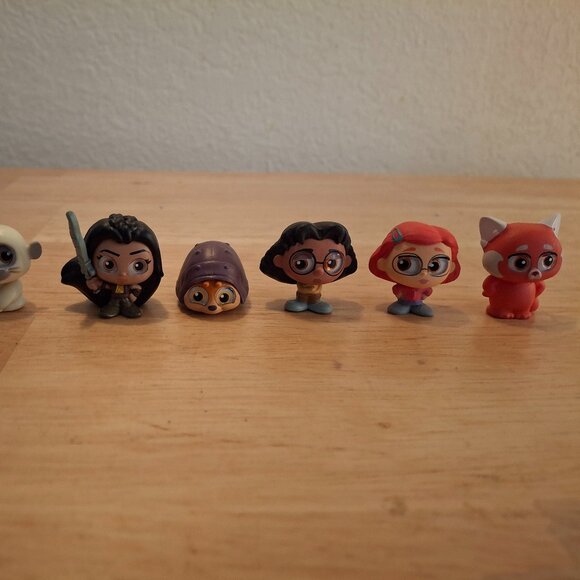 Disney Doorables Lot of 7 From Turning Red and Raya - Picture 2 of 2